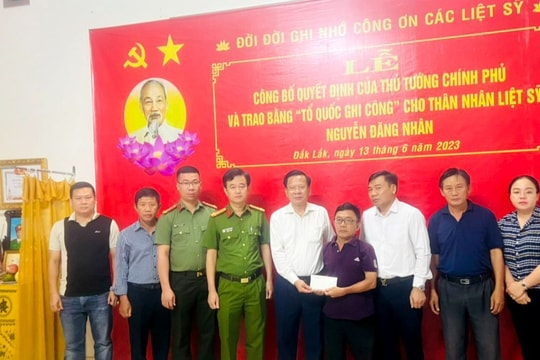 Lãnh đạo huyện Yên Thành chia sẻ cùng gia đình liệt sĩ công an hy sinh ở Đắk Lắk