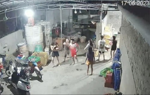 Nam thanh niên xông vào nhà hành hung thiếu nữ 16 tuổi