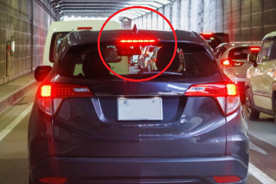 Vì sao ô tô phải có đèn báo phanh trung tâm?