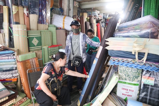 Nắng nóng kéo dài, các mặt hàng gắn mác ‘điều hoà’ đắt khách