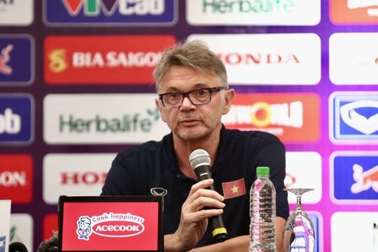 Huấn luyện viên Philippe Troussier hài lòng với tuyển Việt Nam sau trận thắng trên sân Thiên Trường