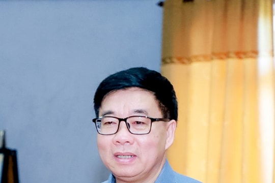 Phó Bí thư Thường trực Tỉnh ủy Nguyễn Văn Thông chúc mừng Báo Nghệ An và Hội Nhà báo tỉnh