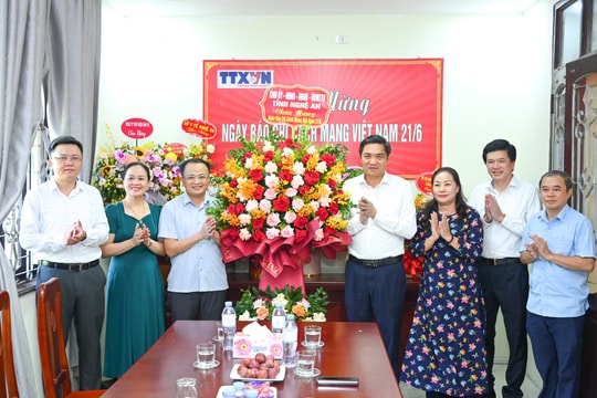 Phó Bí thư Tỉnh ủy Hoàng Nghĩa Hiếu chúc mừng các cơ quan báo chí nhân ngày truyền thống 21/6