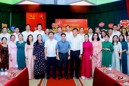 Phó Bí thư Thường trực Tỉnh ủy Nghệ An Nguyễn Văn Thông chúc mừng Báo Nghệ An và Hội Nhà báo tỉnh