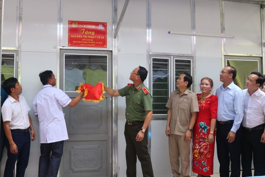 Công an tỉnh Nghệ An bàn giao nhà điều trị Trạm Y tế xã Mường Ải, huyện Kỳ Sơn