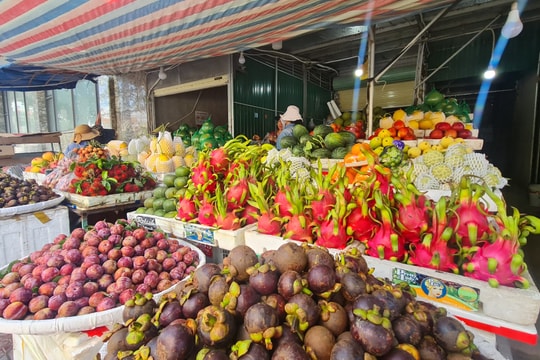 Thịt vịt "cháy hàng", hoa quả tăng giá nhẹ dịp Tết Đoan ngọ