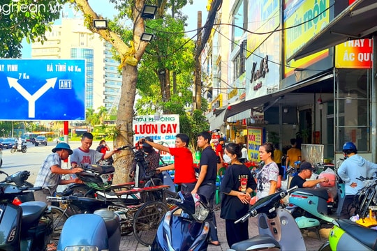 Nhộn nhịp thị trường xe máy điện trước 'mùa' nhập học