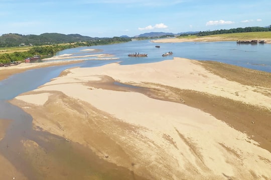 Nắng nóng, nhiều nơi sông Lam cạn trơ đáy