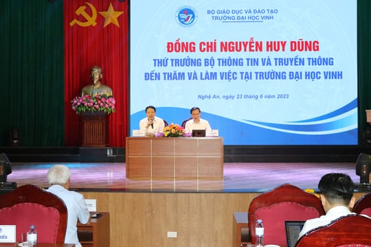 Thứ trưởng Bộ Thông tin và Truyền thông nói chuyện về chuyển đổi số với giảng viên, sinh viên Trường Đại học Vinh