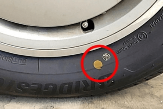 Những chấm tròn vàng, đỏ trên lốp ô tô có tác dụng gì?