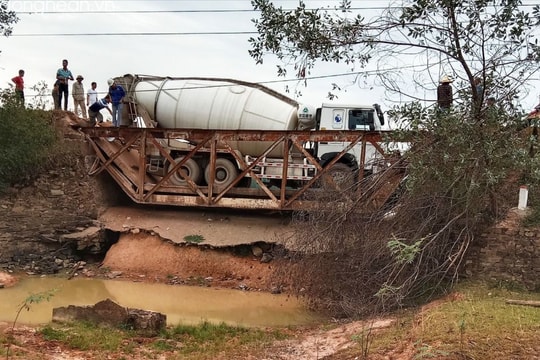 Sập cầu, xe bồn mắc kẹt giữa lòng mương ở Thanh Chương