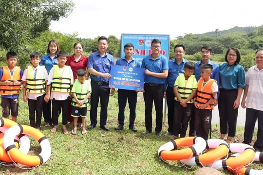 Tuổi trẻ Nghệ An ra quân hưởng ứng ngày cao điểm Chiến dịch tình nguyện 'Kỳ nghỉ hồng' 