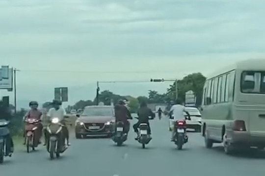 3 thanh niên đi xe máy dàn hàng ngang, lạng lách trên Quốc lộ 46