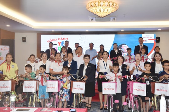 Tặng xe đạp, học bổng cho học sinh nghèo vượt khó tại Nghệ An