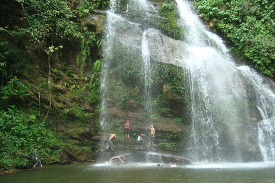 Người đàn ông tử vong khi đi tắm thác