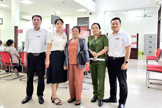 Rút tiết kiệm với vẻ bất an, người phụ nữ được giúp thoát bẫy kẻ lừa đảo