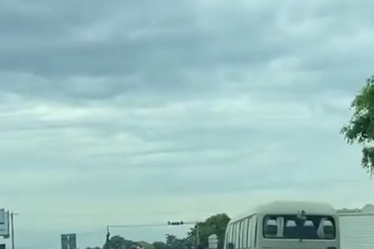  3 thanh niên lạng lách, đánh võng trên QL 46