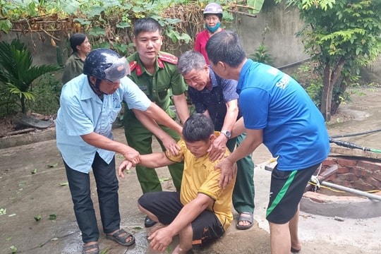 Cứu thành công người đàn ông ngạt khí, ngất xỉu dưới đáy giếng