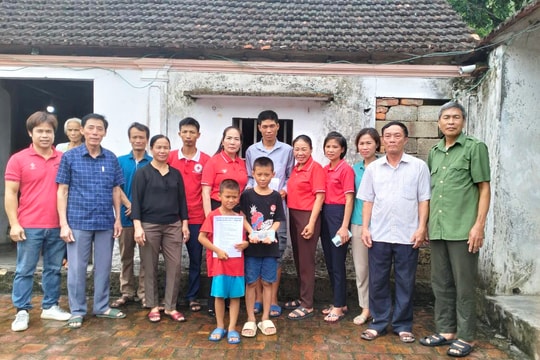 Trao hơn 190 triệu đồng giúp đỡ hoàn cảnh người phụ nữ bị điện giật phải cắt cụt 2 cánh tay