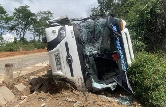 Xác định nguyên nhân vụ lật xe chở Câu lạc bộ Bóng đá Trẻ 