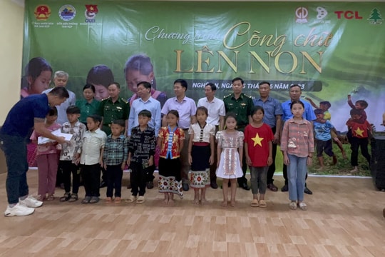 Trao tặng sách cho học sinh xã biên giới Tam Hợp, huyện Tương Dương