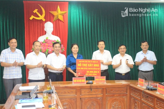 Trưởng Ban Dân vận Tỉnh ủy trao hỗ trợ làm nhà Đại đoàn kết và sinh kế cho người nghèo tại huyện Quỳ Hợp 