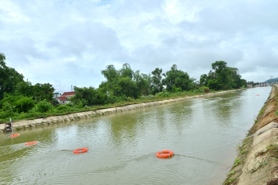 Đóng cọc thép, thả phao cứu sinh chống đuối nước trên dòng kênh ‘tử thần’ 