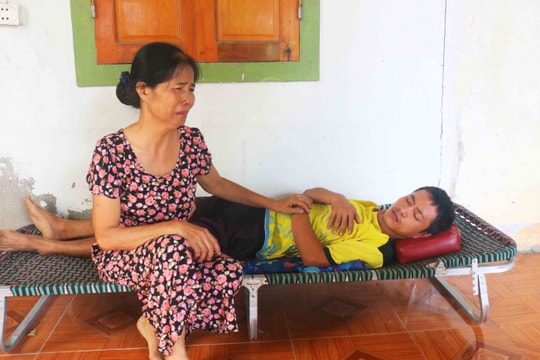 Gia cảnh đáng thương của người phụ nữ nuôi chồng ung thư, con trai bị viêm chất não trắng