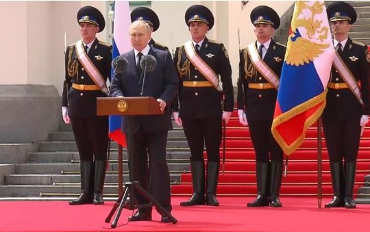 Tổng thống Putin nói chuyện với quân nhân về lòng dũng cảm và đã ngăn chặn cuộc nội chiến