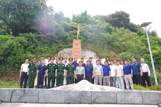 Đoàn cán bộ Cục Kiểm tra Quân đội nhân dân Lào tham quan tại Đại đội hỗn hợp đảo Ngư