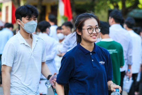 Thí sinh bước vào môn thi đầu tiên trong tâm trạng thoải mái