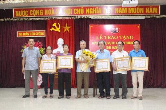 Các địa phương tổ chức trao tặng Huy hiệu Đảng cho đảng viên