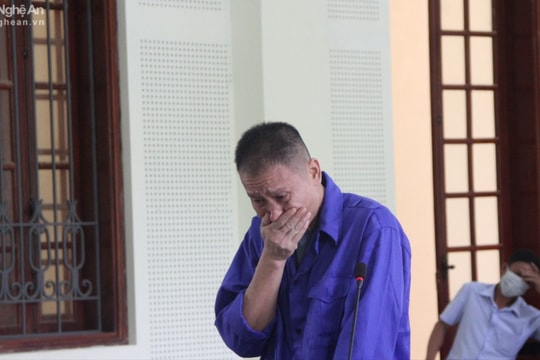 Cầm dao đâm người, ngày ra tòa, nam bảo vệ bật khóc nói lời xin lỗi