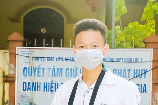 Thí sinh đặc biệt ở Nghệ An được giám thị hỗ trợ chép bài thi