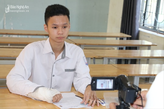 Thí sinh ở Nghệ An được giám thị hỗ trợ chép bài thi