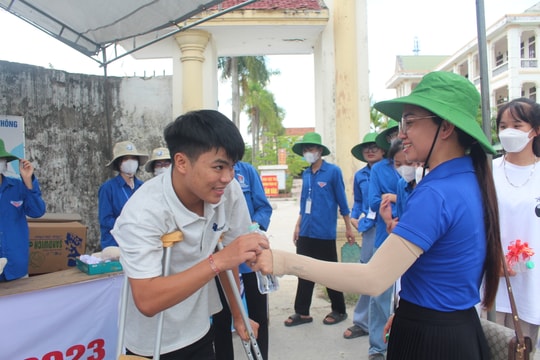 Thí sinh ở huyện Quỳnh Lưu bị gãy chân, chống nạng đi thi tốt nghiệp THPT 