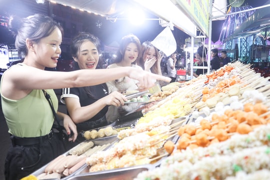 Sôi động chương trình kích cầu tiêu dùng Hè tại phố đêm Cao Thắng, thành phố Vinh