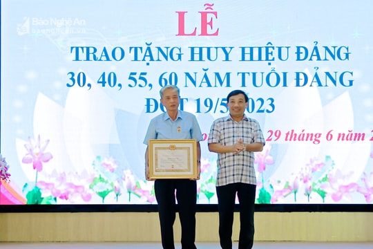 Nguyên Tổng biên tập Báo Nghệ An nhận Huy hiệu 60 năm tuổi Đảng 