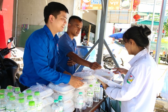 Tuổi trẻ vùng cao nấu cơm miễn phí hỗ trợ thí sinh nghèo 