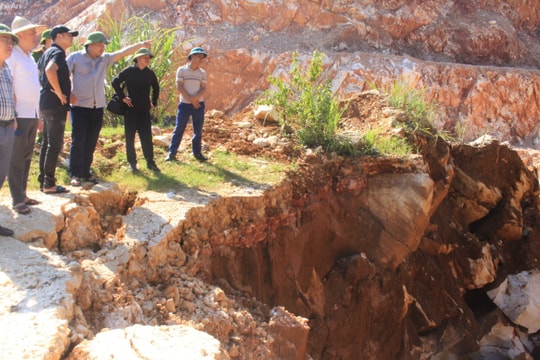 Quỳ Hợp chỉ đạo khắc phục sự cố sạt lở vùi lấp trạm biến áp, gây mất điện 