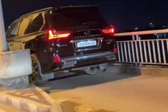 Xe ô tô cố tình đi sai làn trên cầu Bến Thuỷ 1