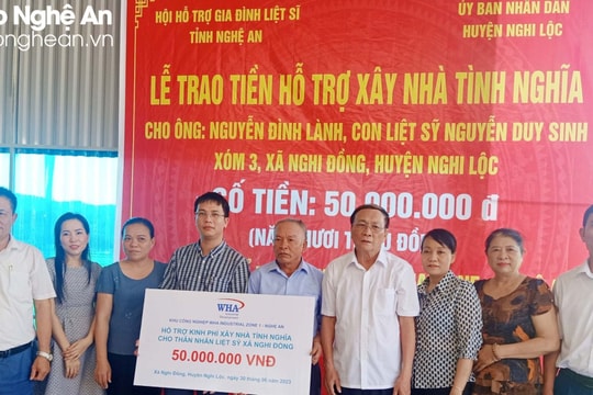 Trao 50 triệu đồng hỗ trợ xây dựng nhà cho thân nhân liệt sĩ ở huyện Nghi Lộc