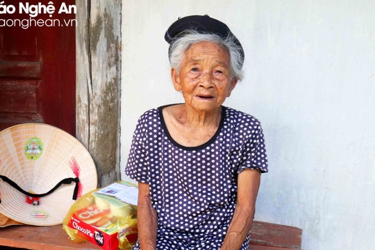 Bạn đọc Báo Nghệ An chia sẻ khó khăn với cụ bà 90 tuổi nuôi con bị bệnh tâm thần