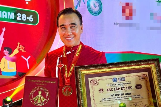 MC Quyền Linh hạnh phúc khi bất ngờ được nhận bằng kỷ lục