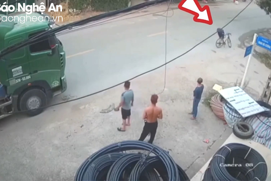 Thiếu niên ở Nghệ An 2 lần cúi đầu cảm ơn tài xế vì biết mình đi sai nhận về 'bão like'