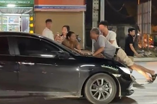 Đi đánh ghen, bố chồng và nàng dâu trèo lên nắp capo ngăn xe di chuyển