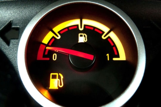 Kim xăng chạm vạch đỏ, ô tô có thể đi được thêm bao nhiêu km? 