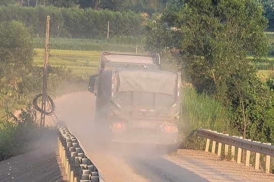 Người dân khốn khổ vì những chiếc xe tải chở cát