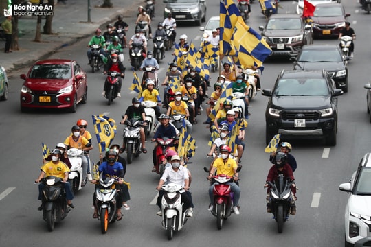 Hàng trăm cổ động viên Sông Lam Nghệ An diễu hành trước trận gặp Hà Nội FC