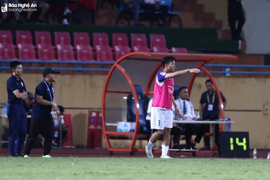 Quế Ngọc Hải hò hét chỉ đạo các cầu thủ Sông Lam Nghệ An